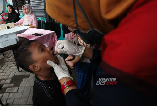 Petugas kesehatan memberikan imunisasi polio kepada anak di Pos Pelayanan Terpadu (Posyandu) di Jalan Siwalankerto Tengah, Surabaya, Jawa Timur, Senin, 19 Februari 2024. 

Tahap kedua imunisasi polio telah diluncurkan secara resmi di seluruh negeri, menandai langkah penting dalam upaya global untuk memberantas penyakit mematikan ini. Dengan dukungan dari Kementerian Kesehatan dan organisasi kesehatan Internasional, program imunisasi ini bertujuan untuk memberikan perlindungan kepada anak-anak dalam menanggulangi kejadian luar biasa (KLB). (Julian Romadhona/Harian Disway)