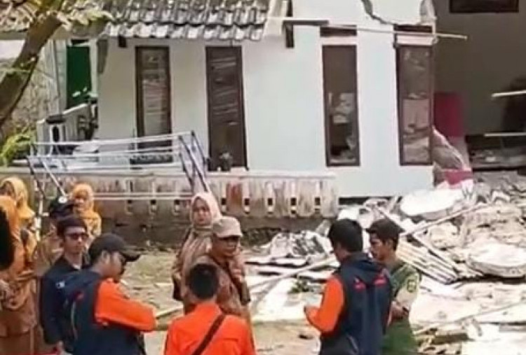 Tanah Bergerak di Sukabumi: 114 Rumah Rusak, Ratusan Warga Mengungsi
