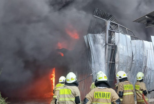 4 Jam Kebakaran Lapak di Kalideres Belum Padam akibat Material Terbakar Tertutup Seng