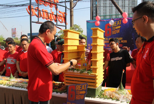 Tumpeng Enam Meter Tandai HUT ke-6 Hotel Gunawangsa MERR Surabaya dalam Great to Grow