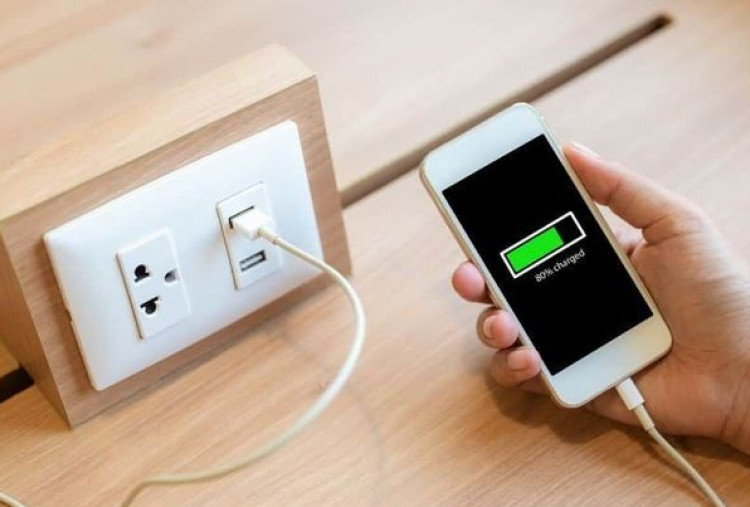 Ini Bahaya Charger yang Selalu Tertancap