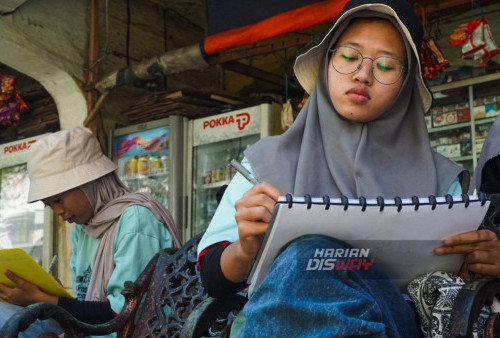 Anggota Komunitas ArsiSKETur Indonesia asal Semarang, Nurul (kiri) dan Hasna (kanan) melakukan proses sketsa di Jembatan Merah Surabaya, Jawa Timur, Minggu, 3 September 2023. Melukis bangunan cagar budaya yang diikuti sebanyak 40 peserta tersebut mengusung tema Surabaya Heritage ArsiSKETur yang dilakukan di dua area, yang pertama di area kawasan ( Jl. Kembang Jepun, Jl.Jembatan Merah, Jl.Rajawali, dan Jl. Garuda ) sedangkan kawasan kedua dilakukan di Jl. Tunjungan Surabaya. (Ahmad Rijaluddin Erlangga/Harian Disway)