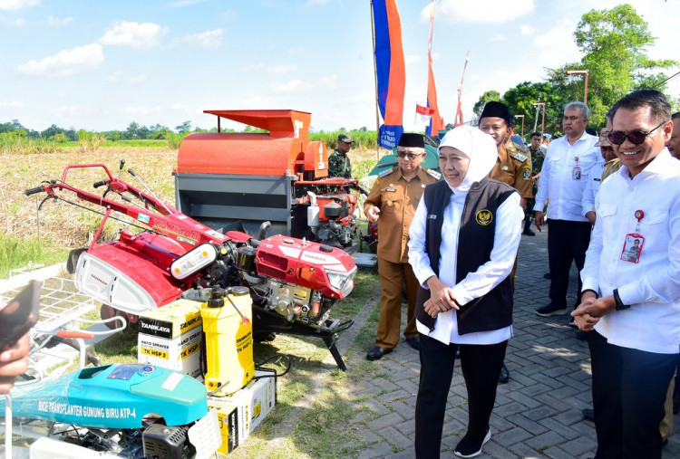 Serahkan 39 Unit Alsintan Kepada Poktan Blitar Dan Tulungagung, Gubernur Khofifah  Optimistis Tingkatkan Nilai Tambah Dan Kebermanfaatan Petani