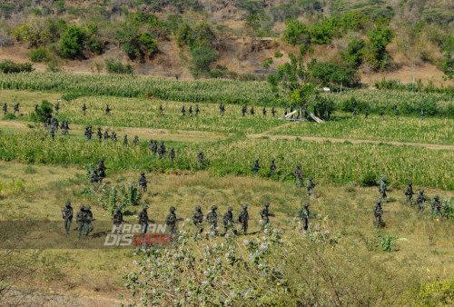 Prajurit TNI AD melakukan pengenalan lapangan jelang latian gabungan (latgab) 2023 yang digelar di Pusat Latihan Tempur Marinir, Karang Tekok Situbondo, Jawa Timur, Senin 31 Juli 2023. Pengenalan lapangan operasi darat itu merupakan bagian dari Latihan Gabungan TNI 2023 yang diikuti Angkatan Darat, Angkatan Laut dan Angkatan Udara. (Julian Romadhon/Harian Disway)
