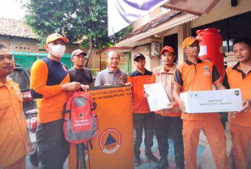 BPBD DKI Jakarta Salurkan Bantuan Logistik Kepada Warga Terdampak Kebakaran di Kota Bambu Utara