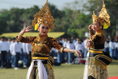 Tari cucuk lampah menyambut mahasiswa baru Universitas Negeri Surabaya (UNESA) di Kampus Lidah Wetan, Surabaya, Jawa Timur, Senin, 21 Agustus 2023. Deklarasi mahasiswa baru antinarkoba, antiperundungan, antikekerasan seksual dan anti-intoleransi yang melibatkan sekitar 23 ribu mahasiswa baru dan lama serta seluruh sivitas akademika itu merupakan wujud komitmen kampus untuk tidak memberikan ruang sedikitpun terhadap segala bentuk tindakan yang merusak generasi bangsa, merusak lingkungan akademik dan memecah belah bangsa. (Julian Romadhon/Harian Disway)