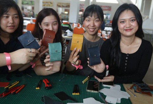 Workshop Pembuatan Card Holder di PCU Ternyata Gampang-Gampang Susah
