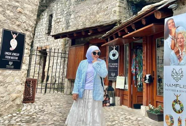 Harmini Marzusy TL Senior: Dari Hobi Jalan-Jalan hingga Mengantar Orang-Orang Keliling Dunia