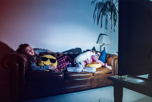 Sering Tidur dengan Kondisi TV Menyala? Waspada Gangguan Jantung hingga Kematian