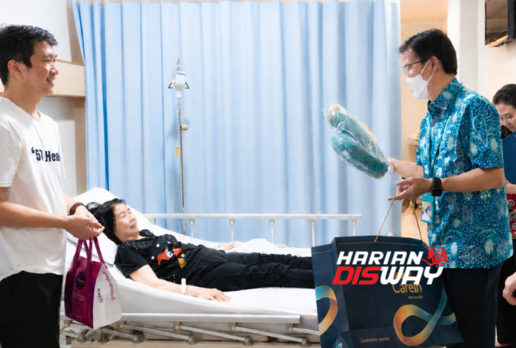 Sequis Signature Services menghadirkan tiga area layanan, yakni Priority Access, Personalized Care, serta Preventive & Recovery Care. Nasabah mendapat sejumlah fasilitas, mulai dari penjemputan gratis, akses VIP Lounge dan dukungan ketersediaan kamar, Welcome Gift, tunjangan makan bagi pendamping, hingga manfaat medical check-up dan layanan pengantaran obat. Director & Chief Agency Officer Sequis Life Edisjah (kanan) bertemu keluarga salah satu pasien di RS Mitra Keluarga Kelapa Gading, Jakarta, Jumat (4/9/2026). Foto: Sequis Life