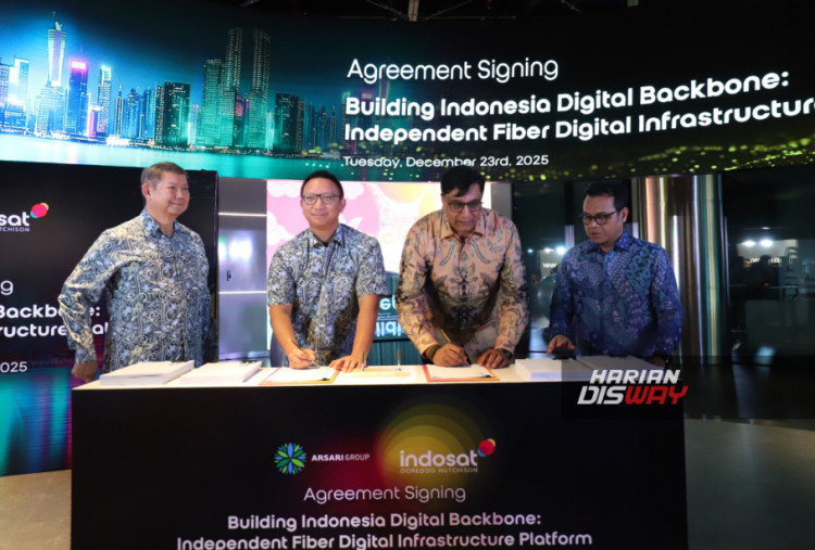 Kiri ke kanan: Hashim S. Djojohadikusumo Founder & CEO Arsari Group, Aryo PS Djojohadikusumo Deputy CEO & COO Arsari Group, Vikram Sinha President Director & CEO Indosat dan Nezar Patria Komisaris Utama Indosat usai penandatanganan investasi pembentukan perusahaan patungan (joint venture) untuk membangun sebuah platform serat optik digital terkemuka di Indonesia (“FiberCo”) yang berlangsung hari ini, Selasa (23/12) di Jakarta.