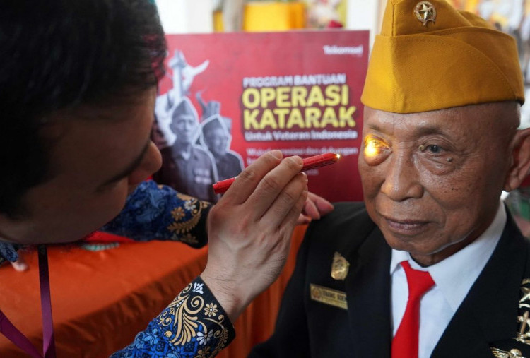 Telkomsel dan Kitabisa Gelar Operasi Katarak Gratis untuk 20 Veteran di Surabaya