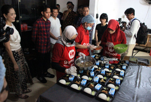 Gibran Tinjau Program Makan Siang Bergizi Di Surabaya