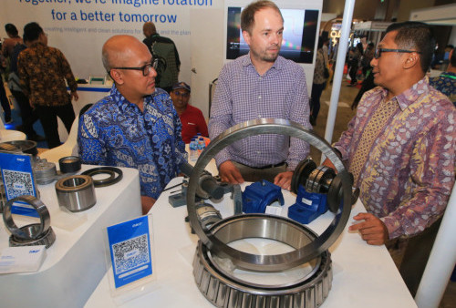 Presiden Direktur PT SKF Industrial Indonesia Toto Suharto (kiri) bersama Segment & Digital Transformation Department Head PT SKF Industrial Indonesia, Anis Lutfi (kanan) menjelaskan solusi komprehensif SKF untuk industri pertambangan kepada pengunjung Mining Indonesia 2023, di JIExpo Kemayoran, Jakarta (15/9). (Raka Denny/Harian Disway)