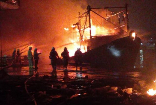 Polisi Olah TKP Kasus Kebakaran Kapal di Muara Baru, 6 Orang Saksi Diperiksa