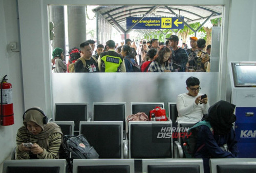 Antrean calon penumpang kereta api yang melakukan pembatalan keberangkatan di Stasiun Gubeng Surabaya Jawa Timur, Minggu 14 Januari 2023. Akibat anjloknya KA Pandalungan di emplasemen Stasiun Tanggulangin, KAI Daop 8 Surabaya melakukan perubahan pola operasi dari lintas Bangil memutar lewat Malang dan Kertosono, serta merubah pola operasi perjalanan. Sedangkan, calon penumpang yang terdampak pembatalan keberangkatan diberikan kompensasi pengembalian uang tiket 100 persen. (Moch Sahirol/Harian Disway)