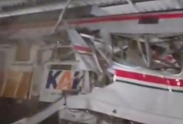 Breaking News! KRL Ringsek Ditabrak Kereta Argo Bromo Anggrek di Stasiun Bekasi Timur