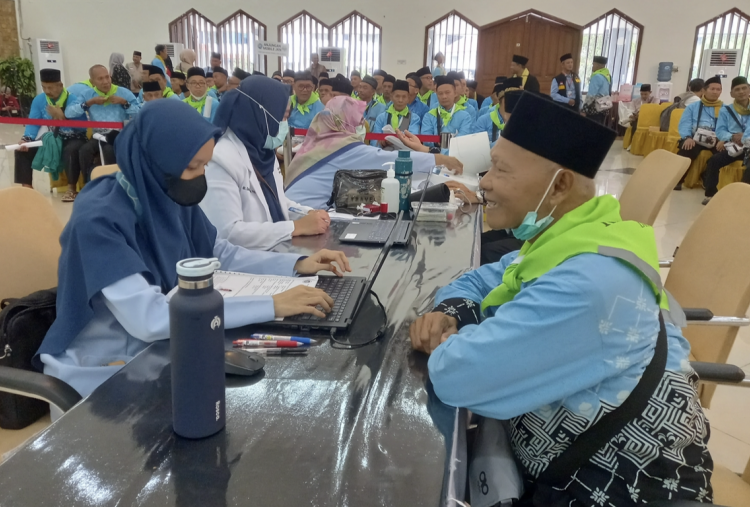 Wajah Sumringah Ratusan Jemaah Tiba di Asrama Haji, Langsung Jalani Pemeriksaan Ekstra