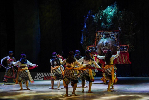 Sejumlah seniman Reog Ponorogo Singo Kobro menari di atas panggung pertunjukan Gedung Balai Budaya, Surabaya, Selasa 31 Mei 2022 malam. Pergelaran yang menunjukan tari dengan cerita perang antara Kerajaan Kediri dan Kerajaan Bantarangin tersebut untuk memperingati Hari Jadi Kota Surabaya yang ke-729. Foto: Julian Romadhon
