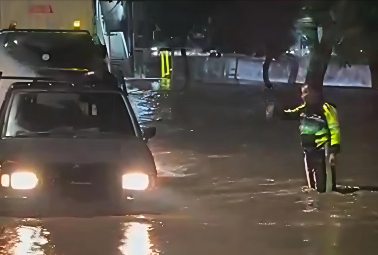 Update Banjir Jakarta Barat, Daan Mogot Tergenang 40 Centimeter dan Tak Bisa Dilalui Mobil Kecil ke Arah Cengkareng