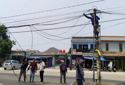 Ganggu Pelebaran Jalan, Tiang dan Kabel Fiber Optik di Tangsel Direlokasi