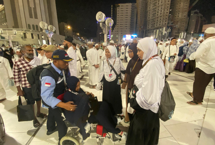 Laporan Haji dari Makkah (11): Sibuknya Petugas Seksus Haram, Layani Puluhan Lansia Tiap Hari