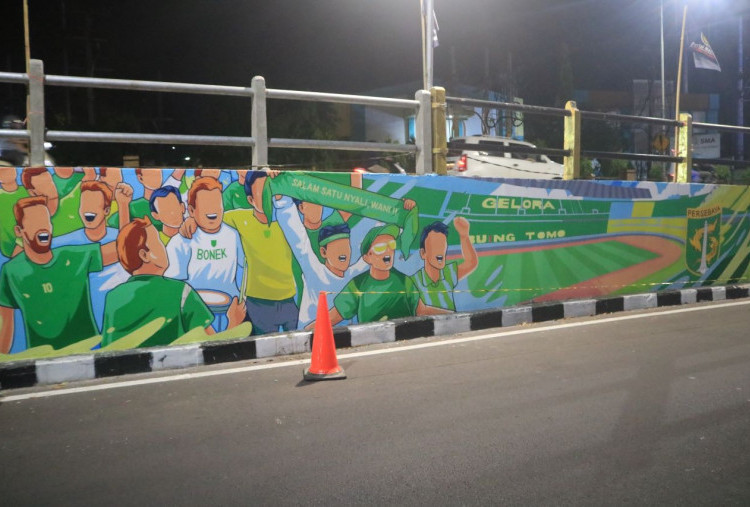 Mural Adeco Hadirkan Bonek bersama Bung Tomo dan Tari Remo di Pinggir Kali Mas 