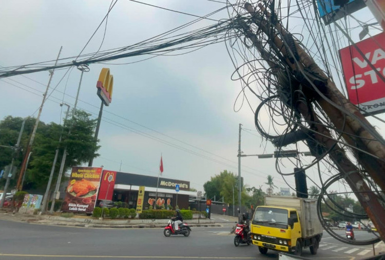 Nyaris Roboh! Tiang Listrik Doyong di Jalan Raya Sawangan Sudah Seminggu Dibiarkan