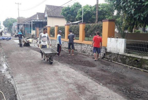 Swadaya Perbaiki Jalan Kabupaten