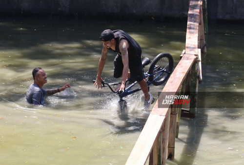 Heru Febrianto tampak keluar jalur jembatan titian dan masih di atas sepeda BMX yang ditungganginya . Sementara panitia yang di bawah air menjaga sepanjang jalar titian agar peserta yang terjatuh selalu mendapat pertolongan sesegera mungkin.