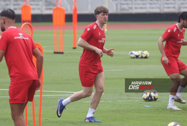Pesepak bola Timnas Indonesia Ole Romeny mengikuti sesi latihan jelang laga final FIFA Series di Stadion Madya, Senayan, Jakarta, Minggu (29/3/2026). Latihan tersebut menjadi bagian dari persiapan menghadapi Timnas Bulgaria pada partai final yang akan berlangsung Senin (30/3) di Stadion Utama Gelora Bung Karno. HARITSAH ALMUDATSIR/HARIAN DISWAY
