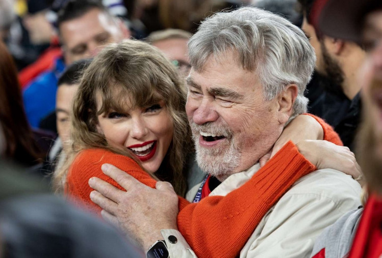 Taylor Swift dan Travis Kelce Tunangan, Siapa yang Ditelepon Kali Pertama?