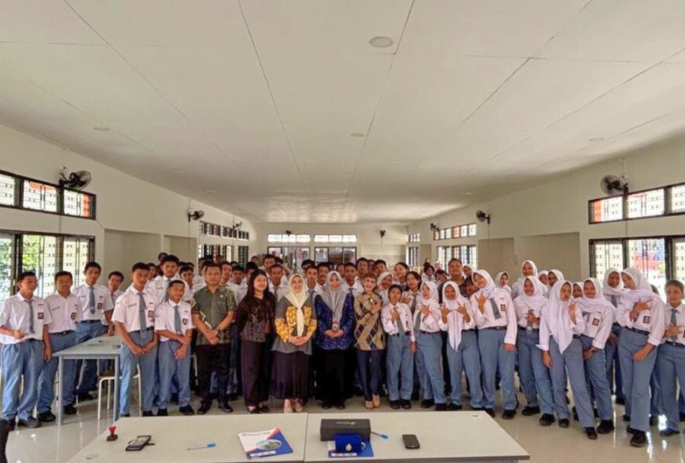 Universitas Esa Unggul Jadi Kampus Pertama Laksanakan Pengabdian Masyarakat di SRMA 17 Surakarta