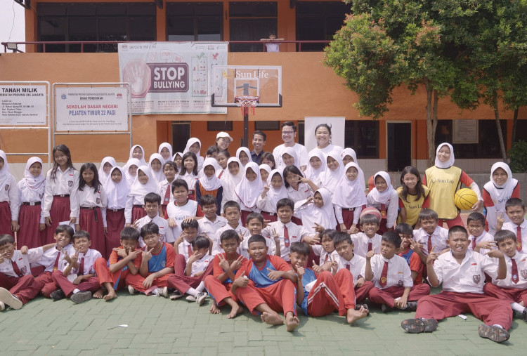 Sun Life Indonesia Bagi-Bagi Peralatan Olahraga Basket ke 30 Sekolah