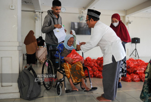 Warga fakir menerima zakat mal di Masjid Baiturrozaq CitraLand, Surabaya, Jawa Timur, Minggu 13 Agustus 2023. Masjid Baiturrozaq CitraLand menyalurkan zakat untuk warga fakir sebanyak 200 penerima kategori fakir guna memenuhi kebutuhan sehari-hari. (Julian Romadhon/Harian Disway)