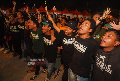 Puluhan Bonek usai melakukan doa bersama untuk peristiwa Kanjuruhan Malang saat di gelarnya Konser Musik Surabaya Membara di lapangan Lagoon Avenue Mall Sungkono, Surabaya, Jawa Timur, Kamis (6/10/2022) malam. Konser musik Surabaya Membara digelar dua hari hari, tanggal 5 hingga 6 Oktober 2022. Dalam acara tersebut melibatkan sejumlah Bonek untuk melakukan doa bersama untuk peristiwa Kanjuruhan Malang.
