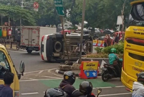 Diduga Banting Stir, Minibus Terbalik di Jalan S Parman Jakarta