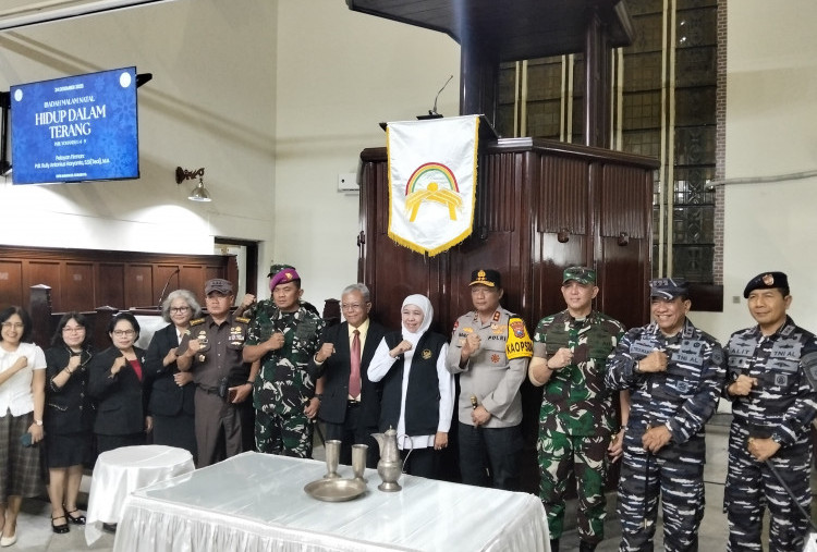 Bersama Kapolda dan Pangdam, Khofifah Kunjungi Tiga Geraja di Surabaya Cek Keamanan Malam Natal 