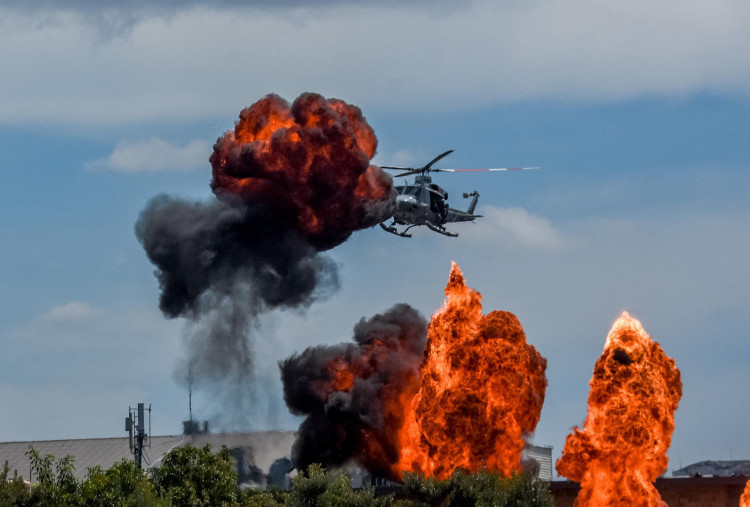 Demonstrasi kekuatan alutsista Marinir juga disuguhkan  menadakan kesiapan tempur Korps dalam menghadapi tantangan pertahanan masa kini. Kendaraan tempur seperti Tank BMP 3F, Ranratfib LVT 7A1, hingga peluncur roket MLRS Vampire menjadi bukti modernisasi dan adaptasi kemampuan Korps Marinir.
Panglima TNI juga menekankan pentingnya sinergi antara Marinir dan masyarakat sebagai kekuatan inti bangsa. “Kekuatan Marinir bukan hanya pada senjata canggih, tapi juga pada kepercayaan dan dukungan rakyat. Karena itu, terus jaga profesionalisme, integritas, dan hubungan yang harmonis dengan rakyat,