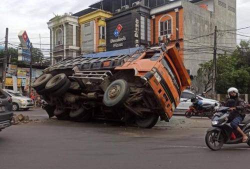 Kronologi Kecelakaan Truk Pasir Oleng Menimpa Mobil Dinas TNI AD di Cibubur