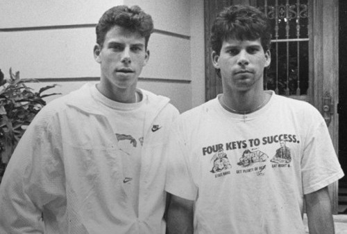 Netflix Rilis Dokumenter The Menendez Brothers, Kasus Pembunuhan Kakak Beradik Paling Kontroversial!