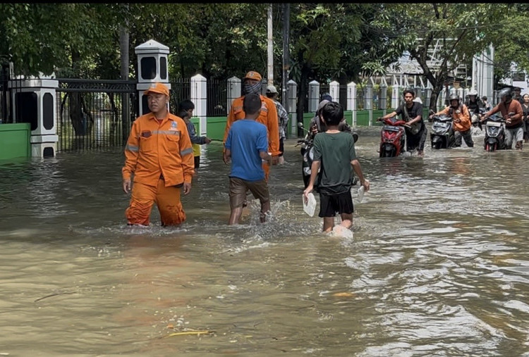 Momen Anak-anak Main 'Wahana' Air saat Banjir di Kembangan, Semringah Banget!