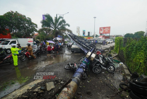 Hujan deras disertai angin kencang terjadi di Sidoarjo membuat baliho roboh yang mengakibatkan kemacetan panjang di kawasan Aloha, Sidoarjo, tepatnya di Jalan Raya Waru mengarah ke Surabaya atau di depan Burger King.