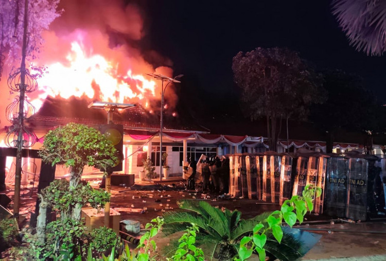 BREAKING NEWS! Gedung Grahadi Dibakar Massa