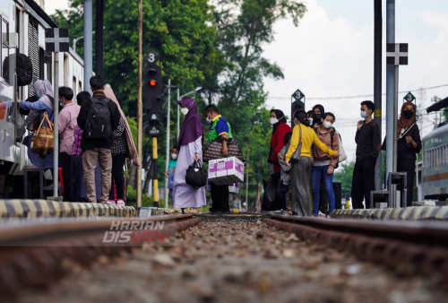 Penumpang melintasi rel kereta api di Stasiun Gubeng Surabaya, Jawa Timur, Jumat (6/5). Diketahui pada H+3 Lebaran 2022 sebanyak 20.391 penumpang turun dan 13.634 penumpang naik di Stasiun besar di wilayah Daop VIII antara lain Stasiun Surabaya Gubeng, Stasiun Surabaya Pasarturi, Stasiun Surabaya Kota/Semut, Stasiun Blitar, Stasiun Malang, Stasiun Wonokromo, dan Stasiun Lamongan. Foto: Julian Romadhon