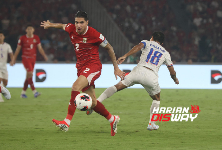 Indonesia terus meningkatkan tekanan menjelang akhir babak pertama. Skuad Garuda mendapat peluang melalui tendangan bebas, tetapi bola masih gagal melewati pagar betis Thailand. Indonesia tetap berupaya mencari celah hingga peluit turun minum berbunyi dan membawa skor 0-0 ke ruang ganti. Foto: Haritsah Almudatsir/Harian Disway