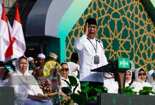 Ketua Umum PBNU, Yahya Cholil Staquf melakukan sambutan di Lapangan Gor, Sidoarjo, Jawa Timur, Selasa (7/2/2023). 

Kegiatan yang diikuti puluhan ribu warga nahdiyyin tersebut dalam memperingati Harlah NU 1 Abad.