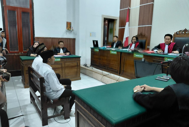  Hakim PN Surabaya Kembali Bebaskan Dua Terdakwa Demonstran di Mapolda Jatim Agustus lalu.