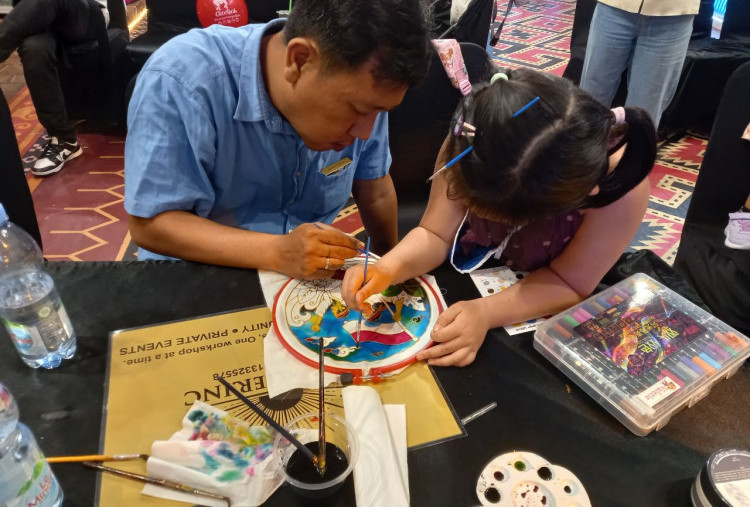 Padukan Kepekaan Budaya dan Parenting ala Chevalier Inc: Melukis Batik, Menjalin Rasa 