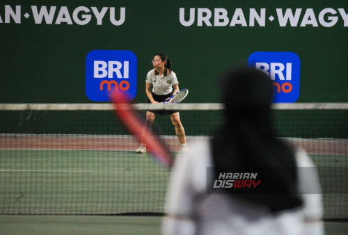 Sejumlah peserta mengikuti Kompetisi tenis yang digelar Urban Wagyu berkolaborasi dengan komunitas tenis Tennis Rek! di UNESA Lidah, Surabaya, Jawa Timur, Kamis, 22 Februari 2024. Turnamen tenis tahunan, UW Open Championships, sedang menjadi sorotan pekan ini di kalangan pecinta tenis di seluruh kalangan pecinta tenis. Acara ini menampilkan kompetisi yang sengit antara para pemain tenis muda yang berbakat, yang bersaing untuk meraih gelar juara dalam berbagai kategori. Dengan diikuti 80 peserta dari 8 komunitas dari berbagai tingkat keterampilan, mulai womens beginner, mens beginner, womens intermediate, mens intermediate dan mixed intermediate. Dalam turnamen ini menawarkan aksi tenis yang menghibur dan memukau di setiap lapangan. Para peserta berkompetisi secara intens dalam pertandingan ganda, memperebutkan hadiah dan kebanggaan sebagai juara UW Open Championships. (Julian Romadhon/Harian Disway)